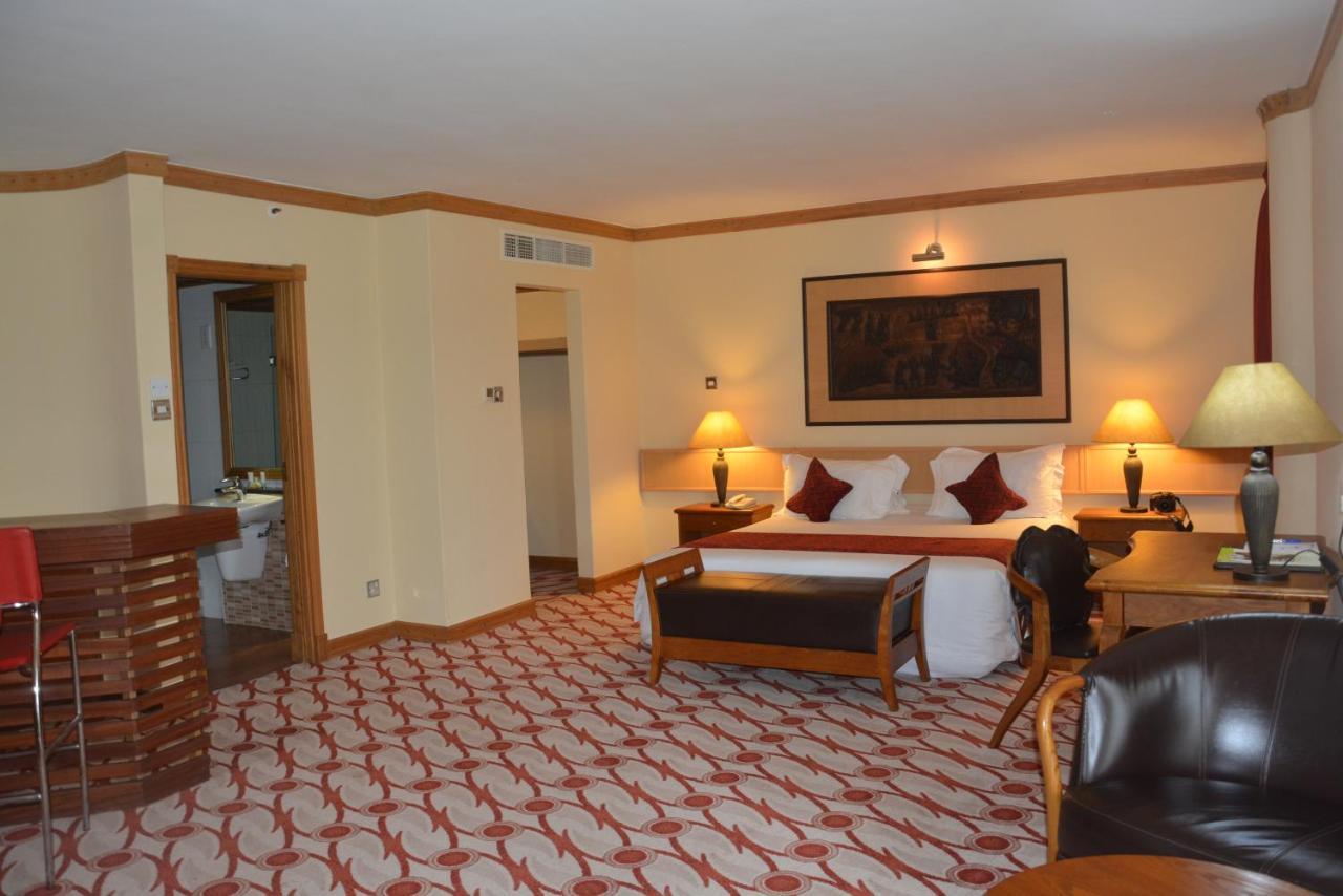 Golf Course Hotel Kampala Extérieur photo