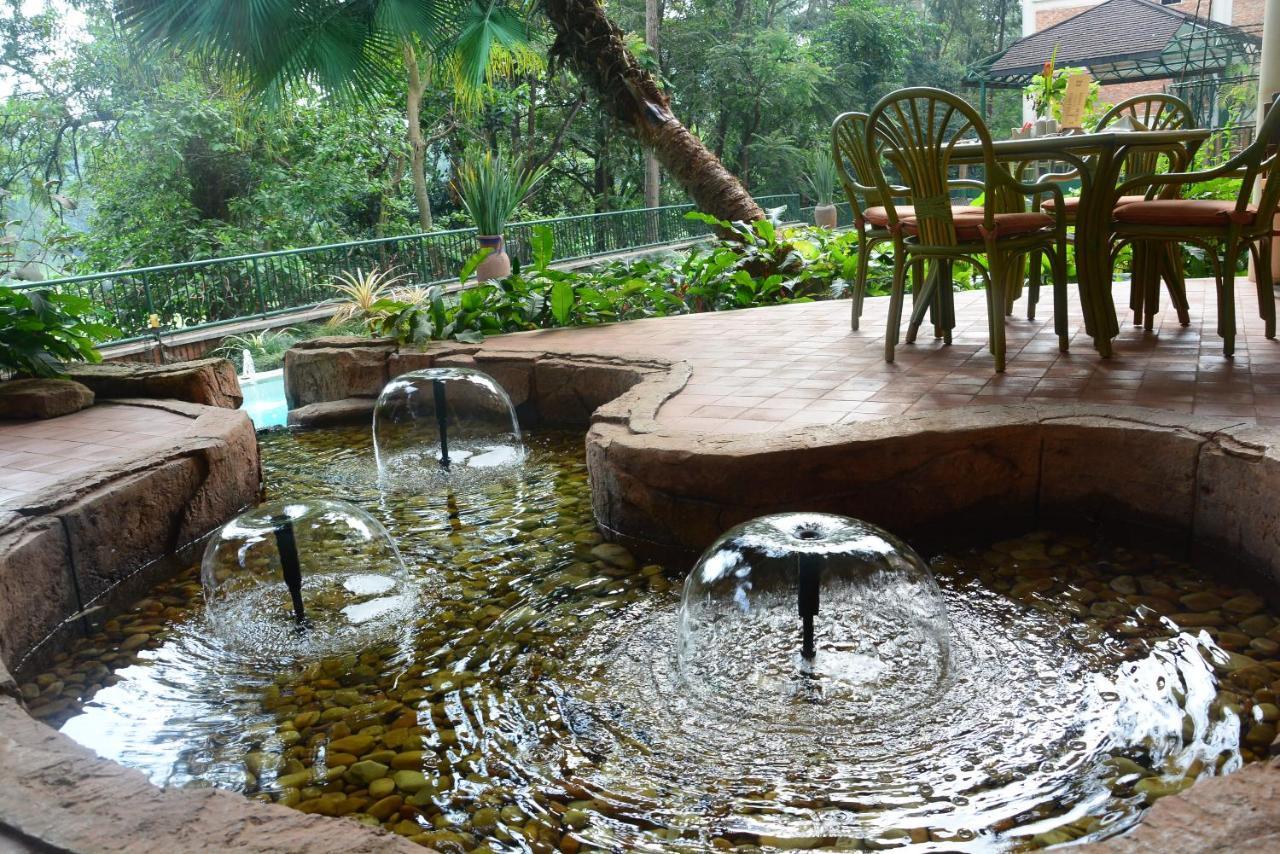 Golf Course Hotel Kampala Extérieur photo