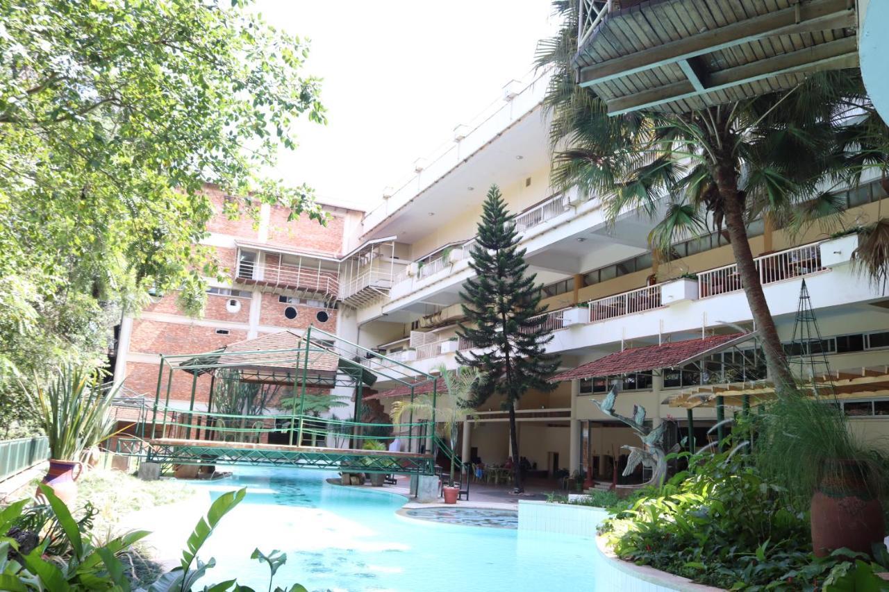 Golf Course Hotel Kampala Extérieur photo