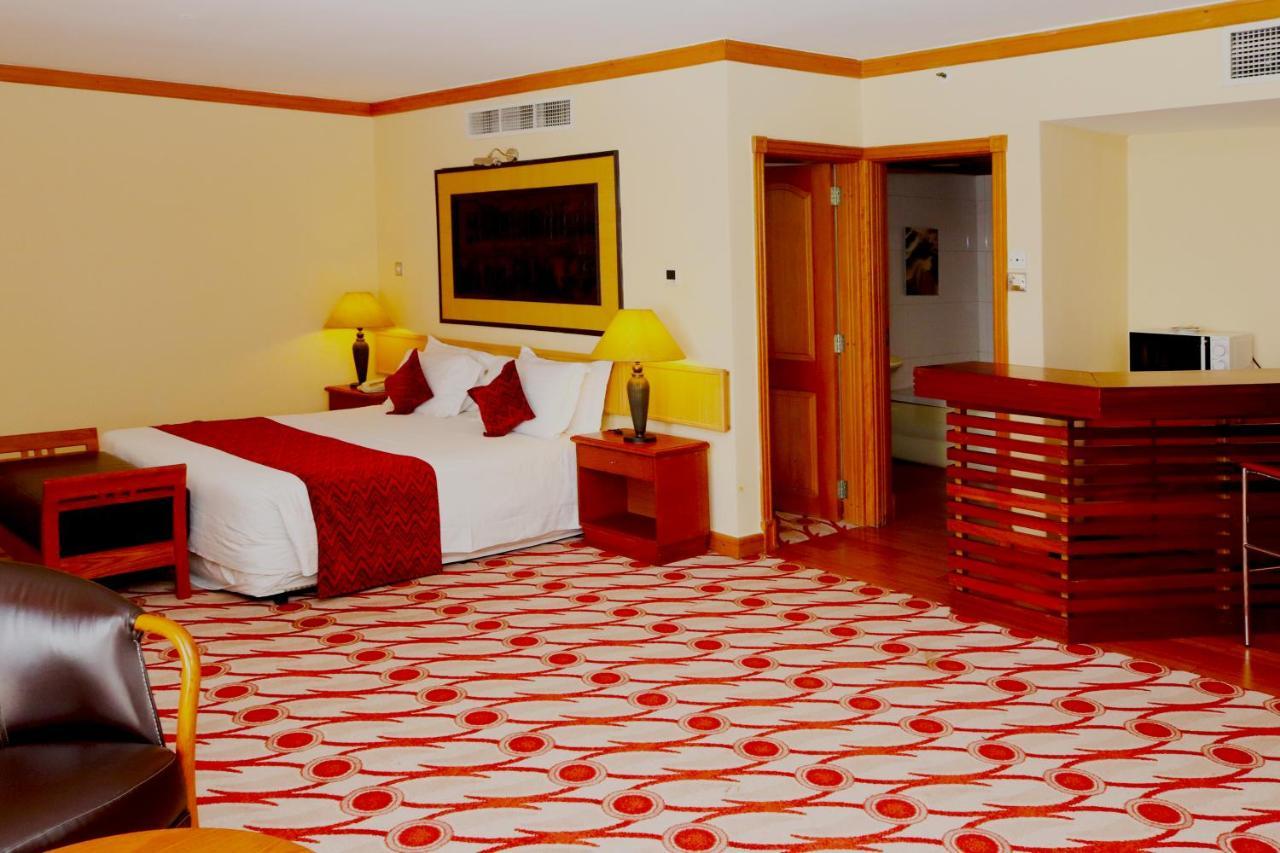 Golf Course Hotel Kampala Extérieur photo