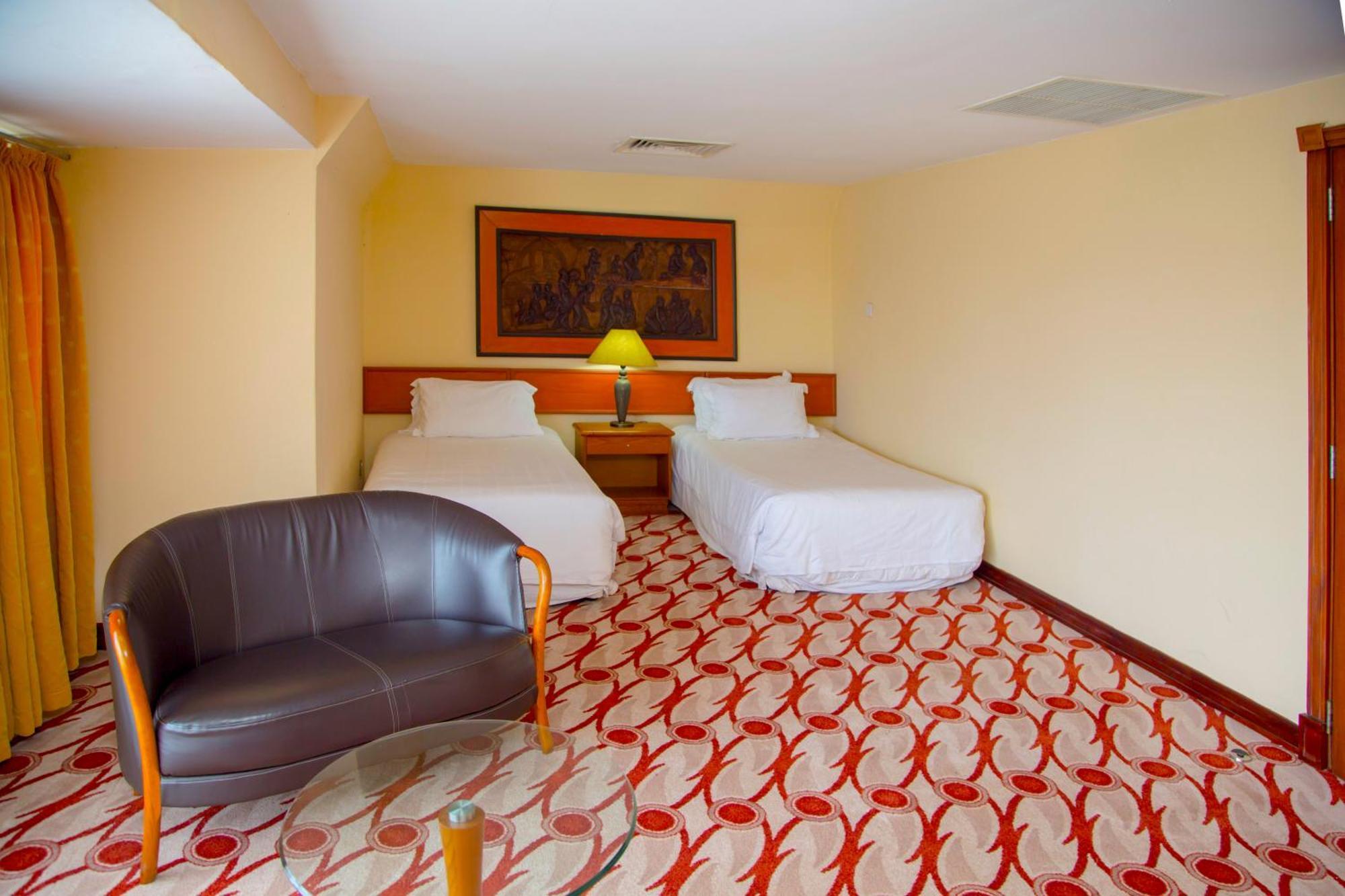 Golf Course Hotel Kampala Extérieur photo