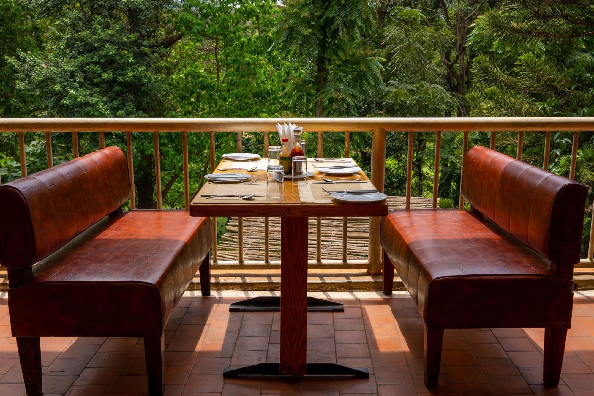 Golf Course Hotel Kampala Extérieur photo