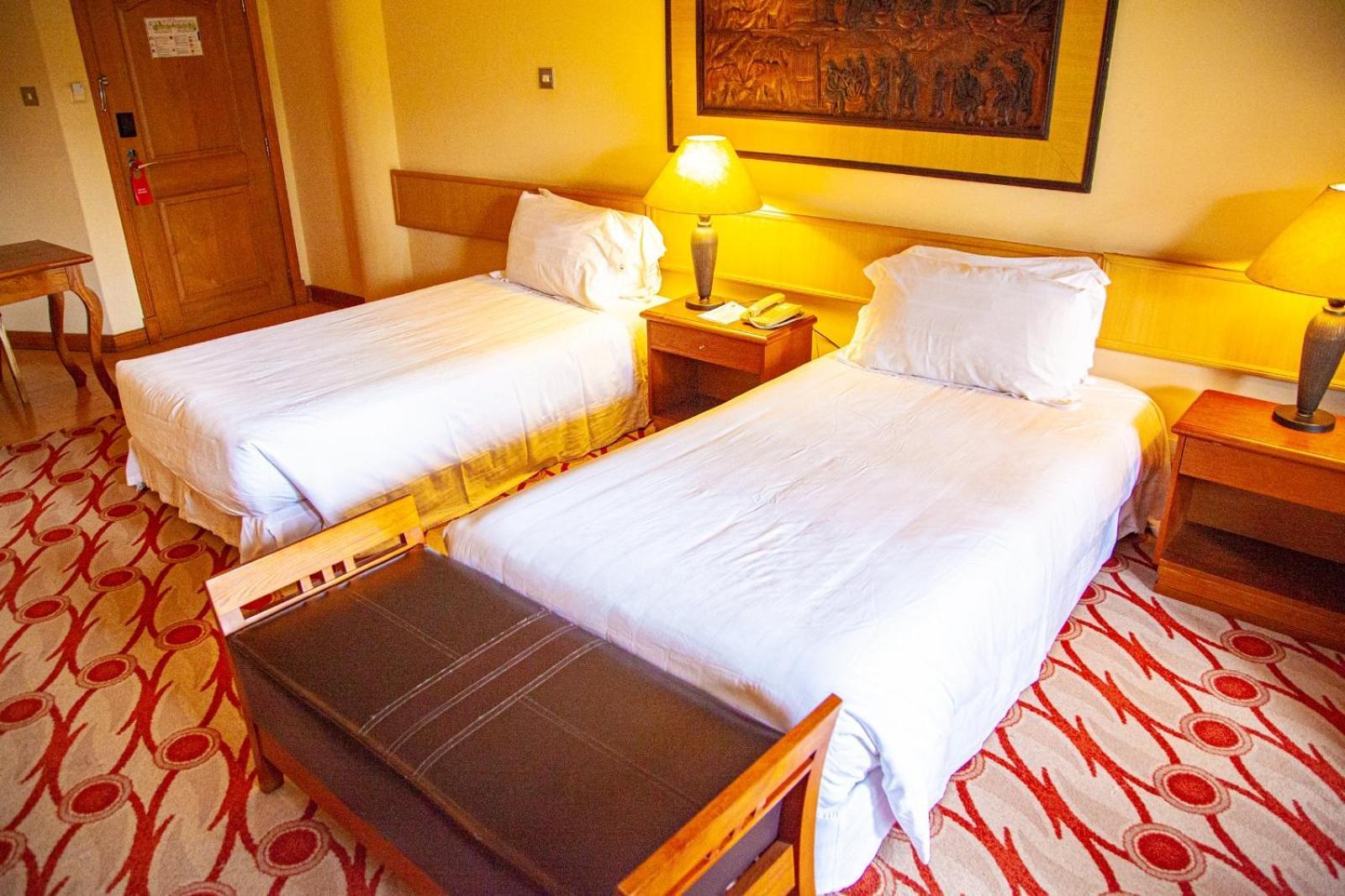 Golf Course Hotel Kampala Extérieur photo