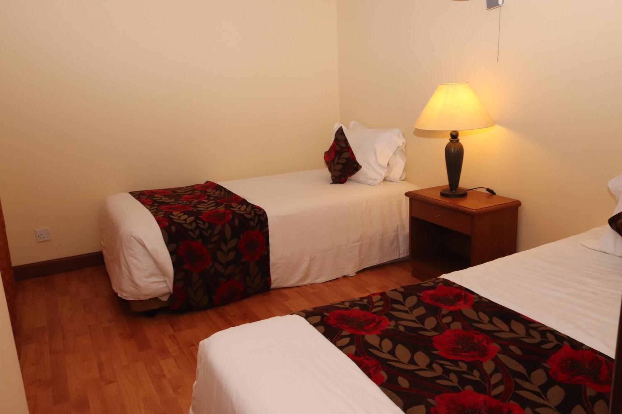 Golf Course Hotel Kampala Extérieur photo
