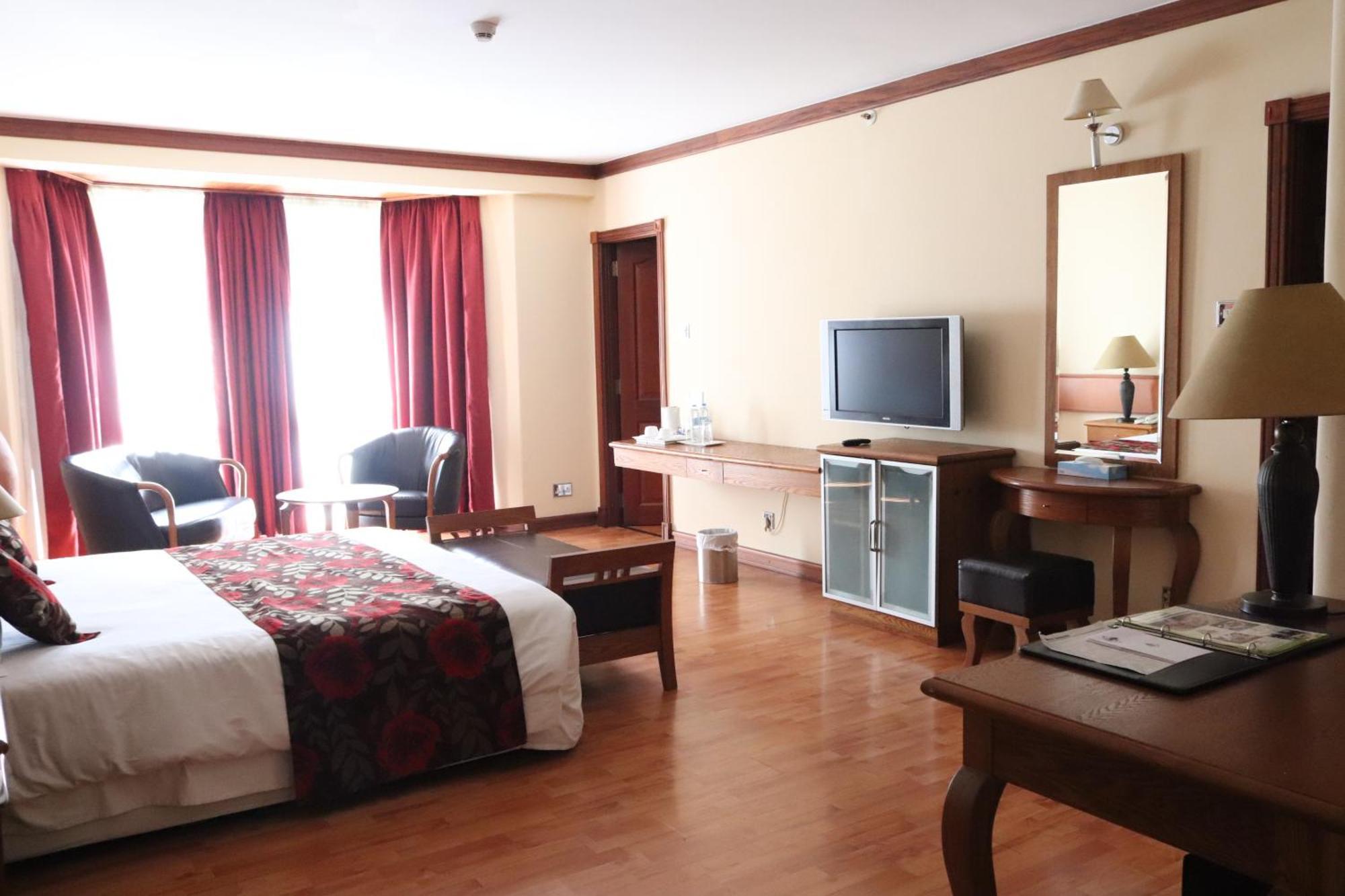 Golf Course Hotel Kampala Extérieur photo