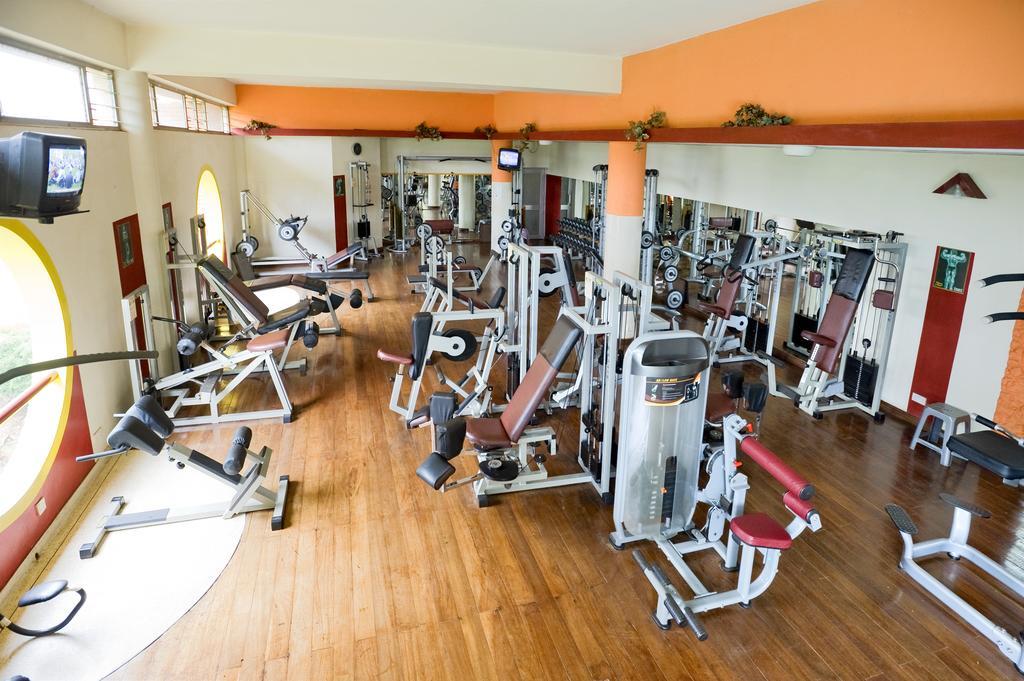 Golf Course Hotel Kampala Extérieur photo