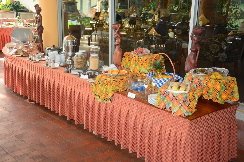 Golf Course Hotel Kampala Extérieur photo