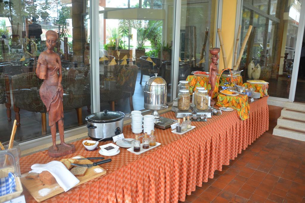 Golf Course Hotel Kampala Extérieur photo