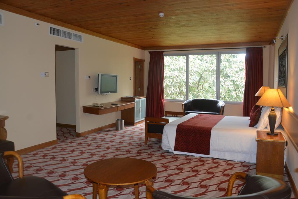 Golf Course Hotel Kampala Extérieur photo