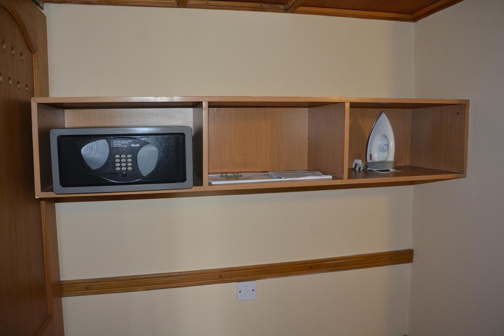 Golf Course Hotel Kampala Extérieur photo