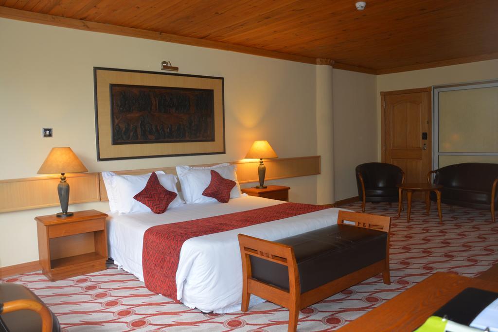 Golf Course Hotel Kampala Extérieur photo