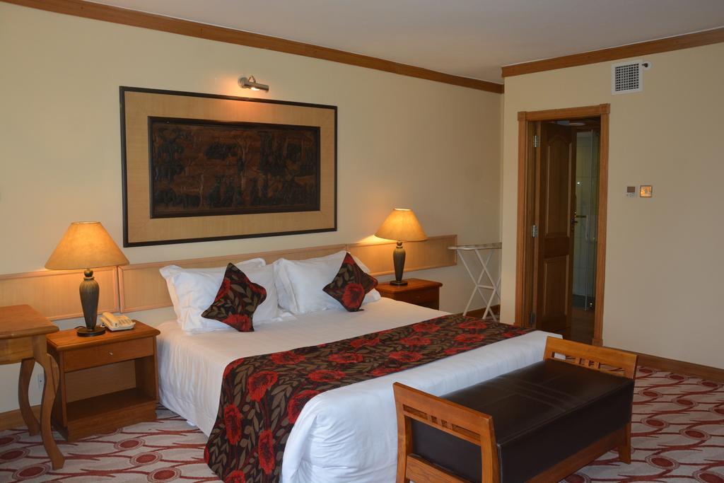 Golf Course Hotel Kampala Extérieur photo